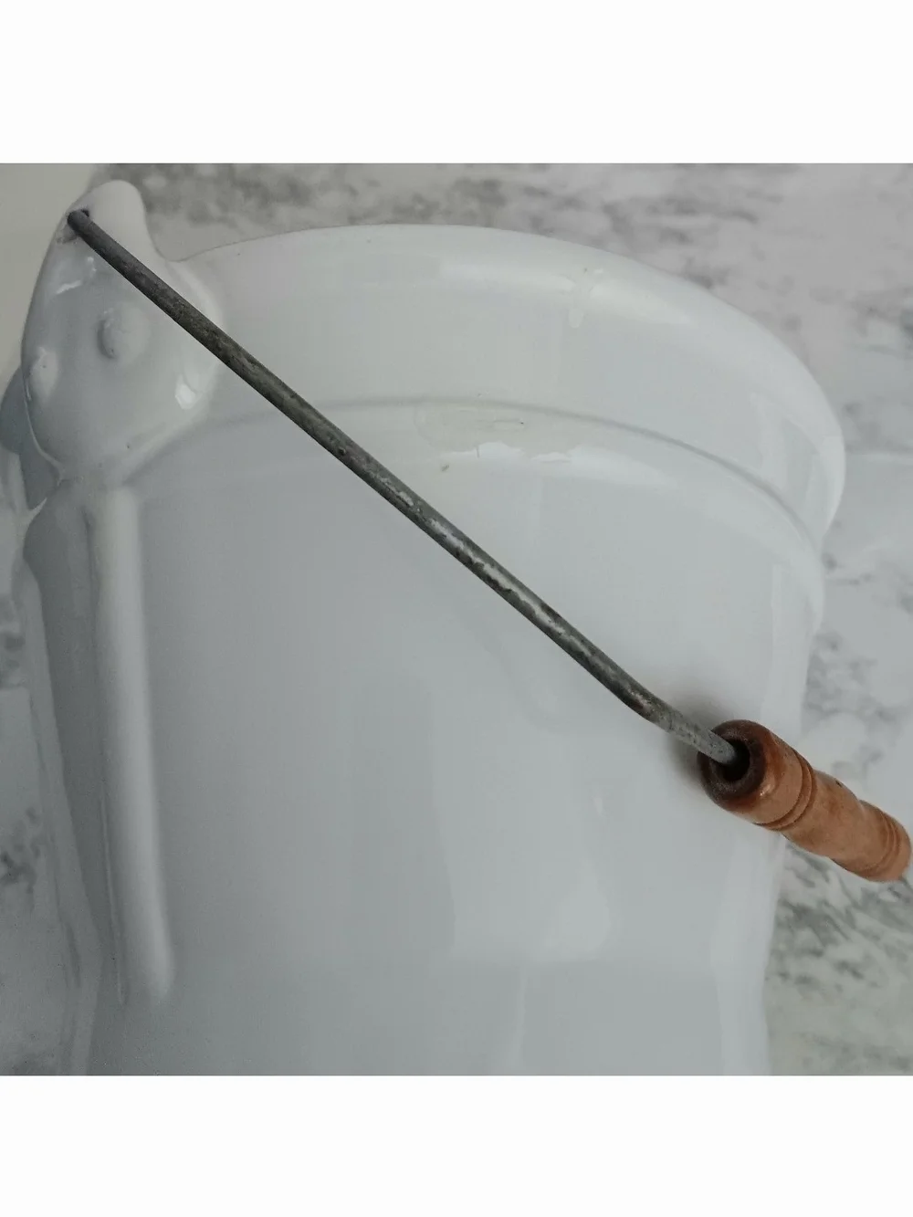 White Enamel Farmhouse Pail Bucket with Wooden Handle – Rustic Decor
